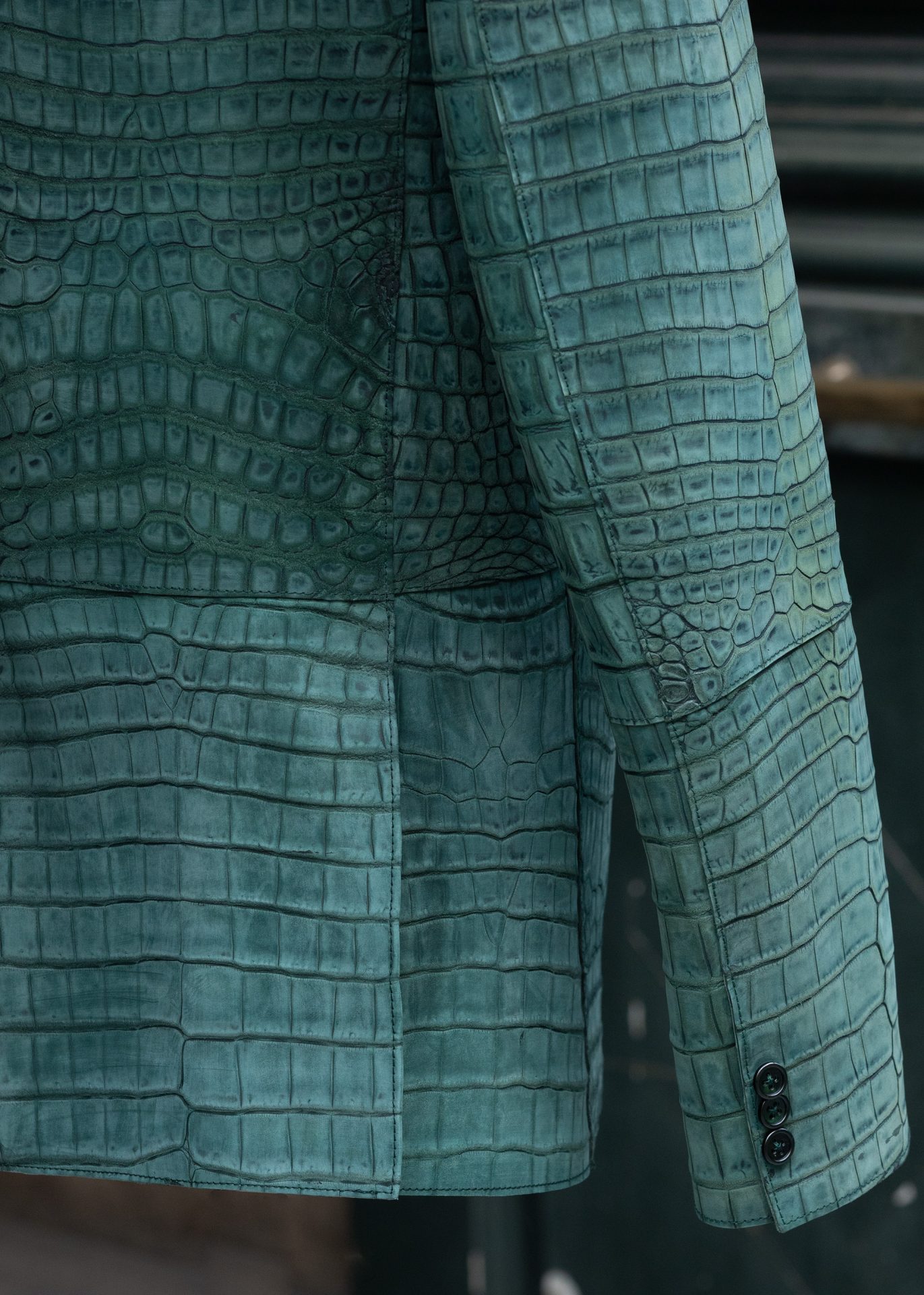 veste en cuir de crocodile nubucké vert - detail bas et manche
