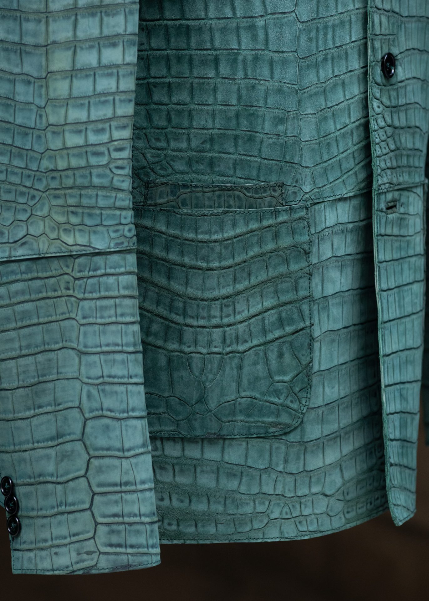 veste en cuir de crocodile nubucké vert - detail bas manche et poches latérales