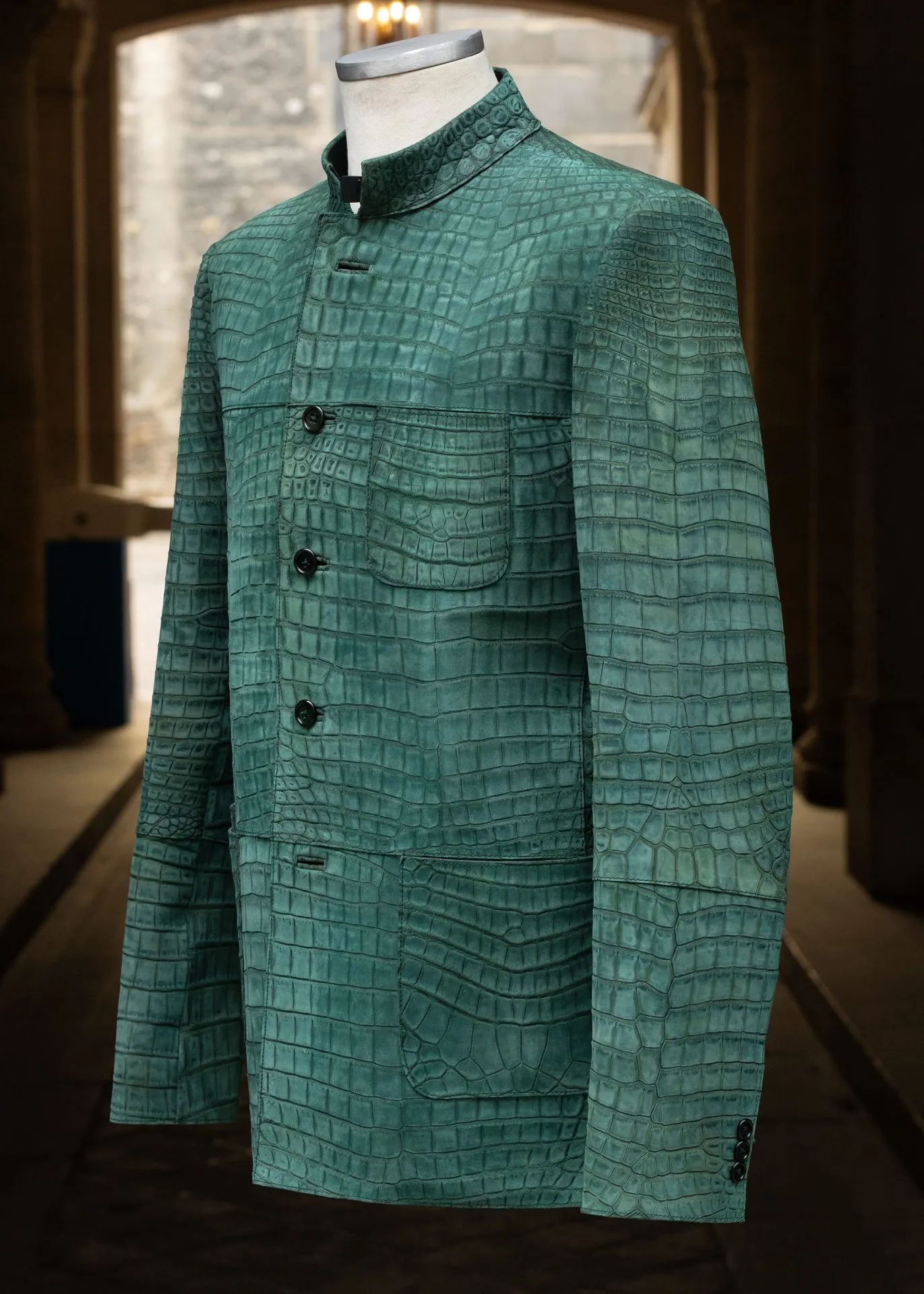 veste en cuir de crocodile nubucké vert - vue de trois quart